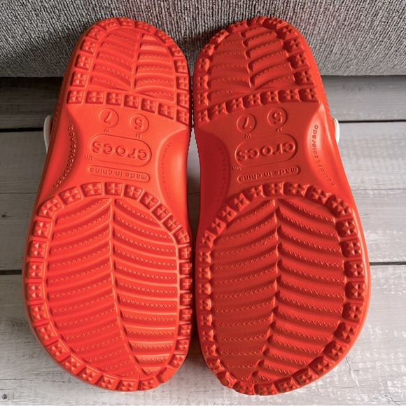 CROCS Disney Orange Bird Clogs - Picture 4 of 5